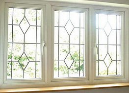 Декоративные раскладки устанавливаются на окна, чтобы увеличить эстетичность таких конструкций. Они способны существенно изменить вид оконного проема.